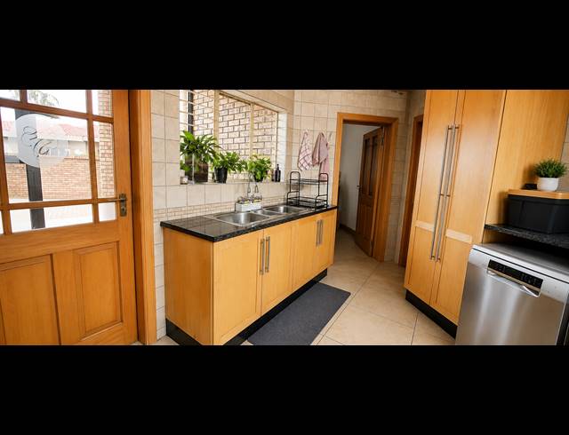 6 BEDROOM HOUSE FOR SALE IN SUNWARD PARK
